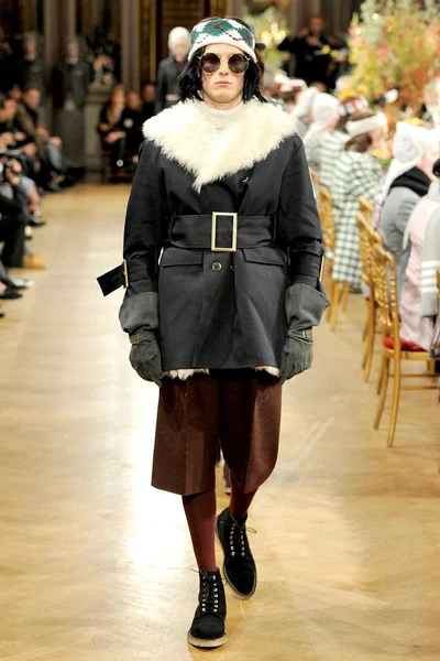 Look 16